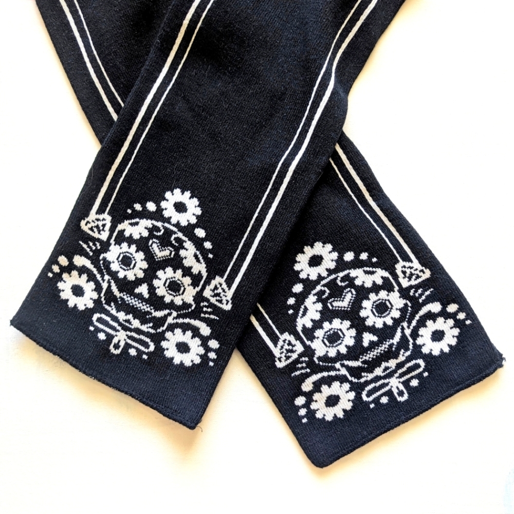 Sourpuss Los Muertos scarf with pocket black and white sugar skulls - Picture 2 of 4